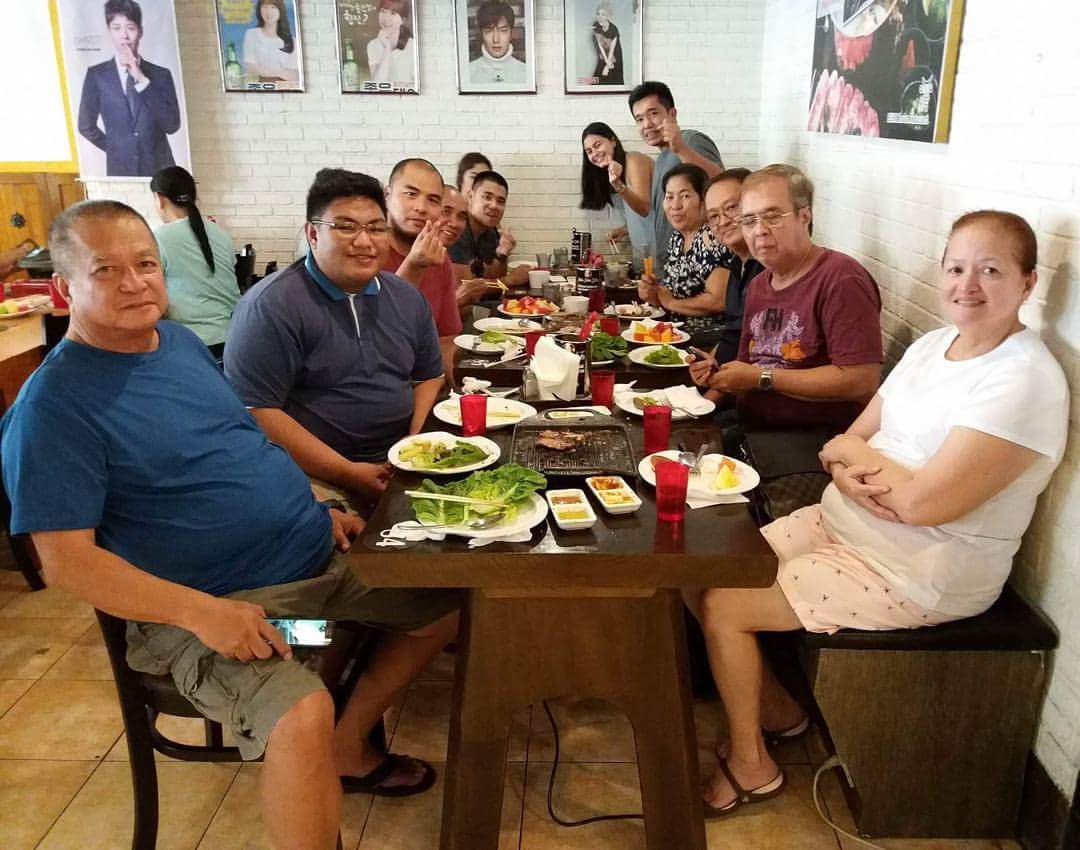 PEEBEE____'s tweet photo. Fathers day lunch! Naka hearteu mga pinsan ko HAHAHA #LeeHak https://t.co/SftIaZK8UA