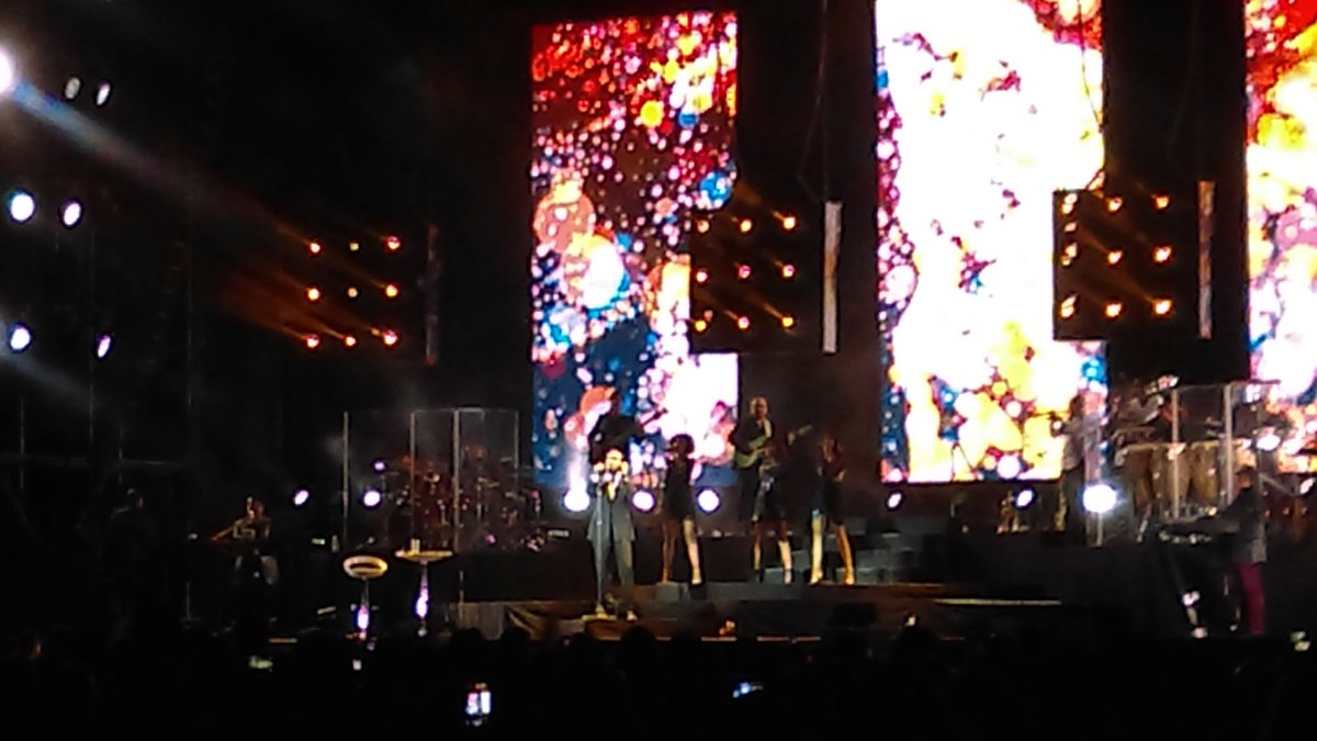 SAPSGrupero's tweet photo. Alejandro Fdz le dice a #Cuautitlán "Tu amor me hace tanto bien" #EnVivo #RompiendoFronteras @alexoficial @prensa_linares #SapsPresente https://t.co/yznPEJazUz