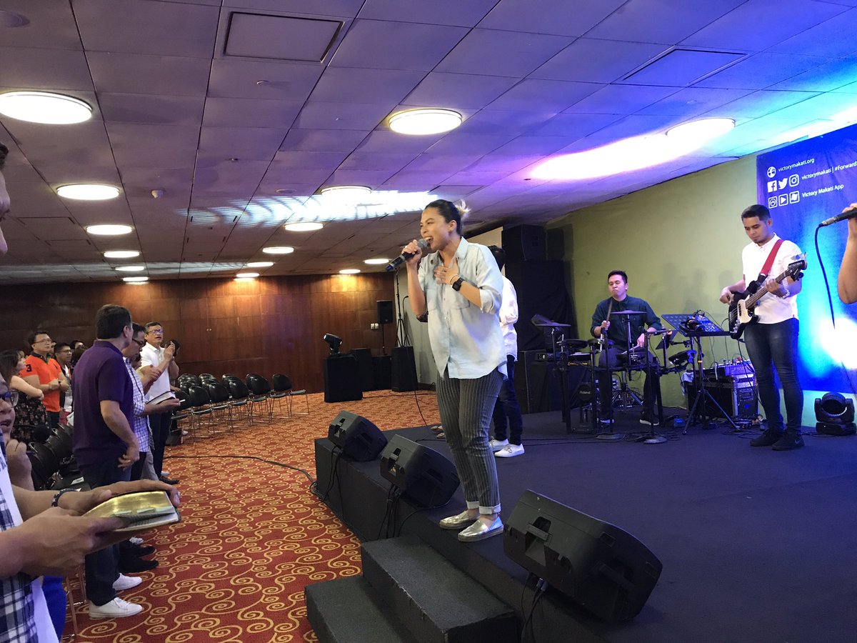 ferdiecabiling's tweet photo. MAKATI. Ina's leading worship. Tito @juliusfabregas is proud! @victorymakati @dennisisleta #forwardseriesph https://t.co/cM512LTKlZ