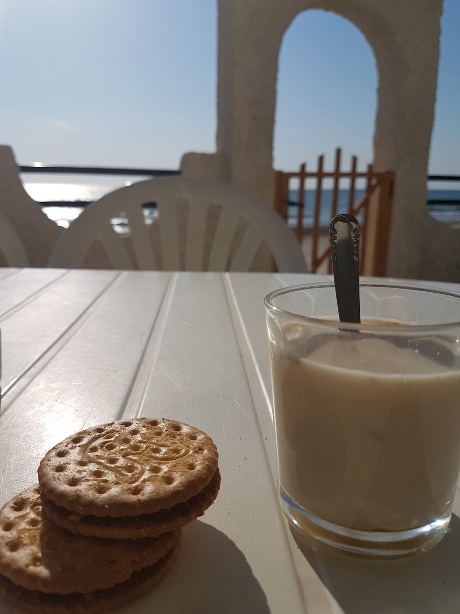 Manuelperjim's tweet photo. Buenos días mundo! Creo que me podría acostumbrar a esto.. 😎 #playita #tiempolibre #sol y un largo etcétera #aprovechandoalmaximo https://t.co/sbR2M7uFCT