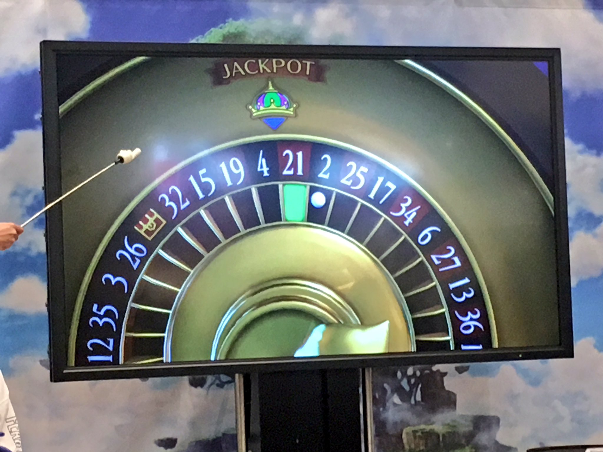 ドラゴンクエスト宣伝担当 V Twitter Ps4版のカジノをご紹介中 今回はルーレット 自分のかけたところと ジャックポット の矢印が重なって なおかつそこに玉が止まると ジャックポットに突入するとのこと ドラクエ11 Dq11 カウントダウンカーニバルミニ