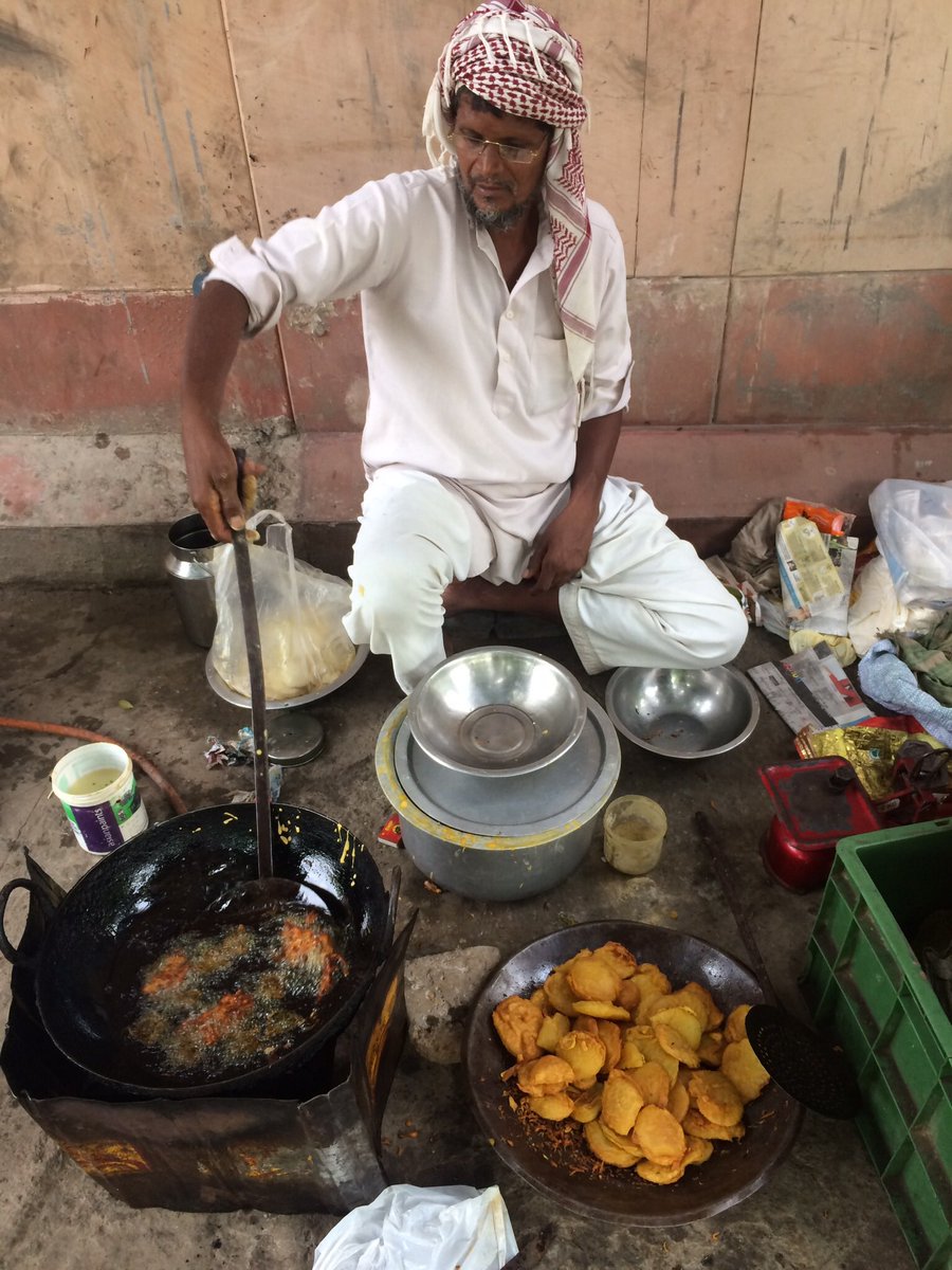 Kieran_drake's tweet photo. Fallen in love with streetside #pakoras. #StreetFood #Yum #ReasonsToLoveDelhi https://t.co/l3qgfWS1pW