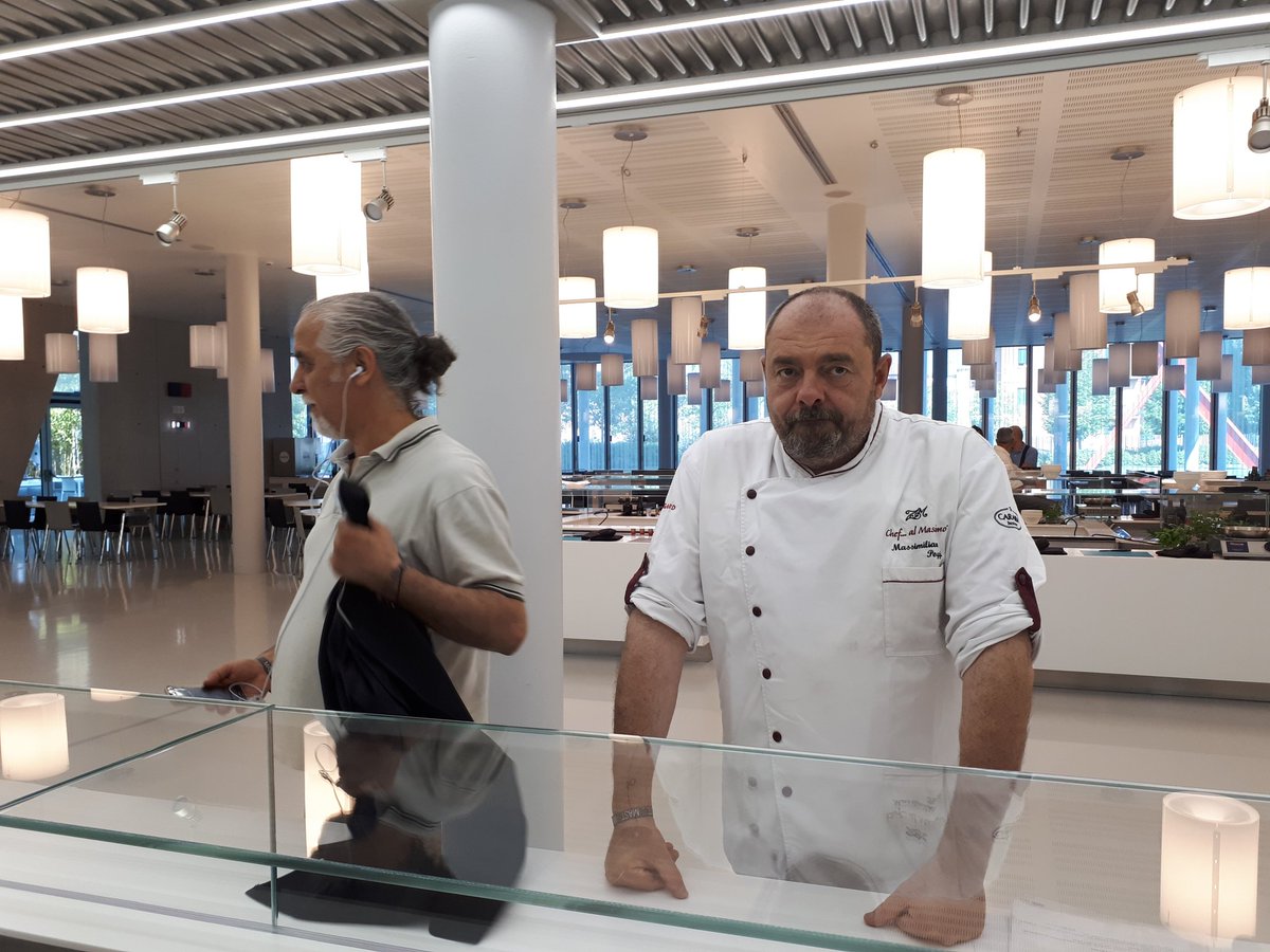 a_venuss's tweet photo. @maxpoggi e #marioferrara al #mast parte il workshop "come cucinare un piatto con ingredienti poveri" #RepIdee17 @RepIdee https://t.co/Md2b9LgQXQ