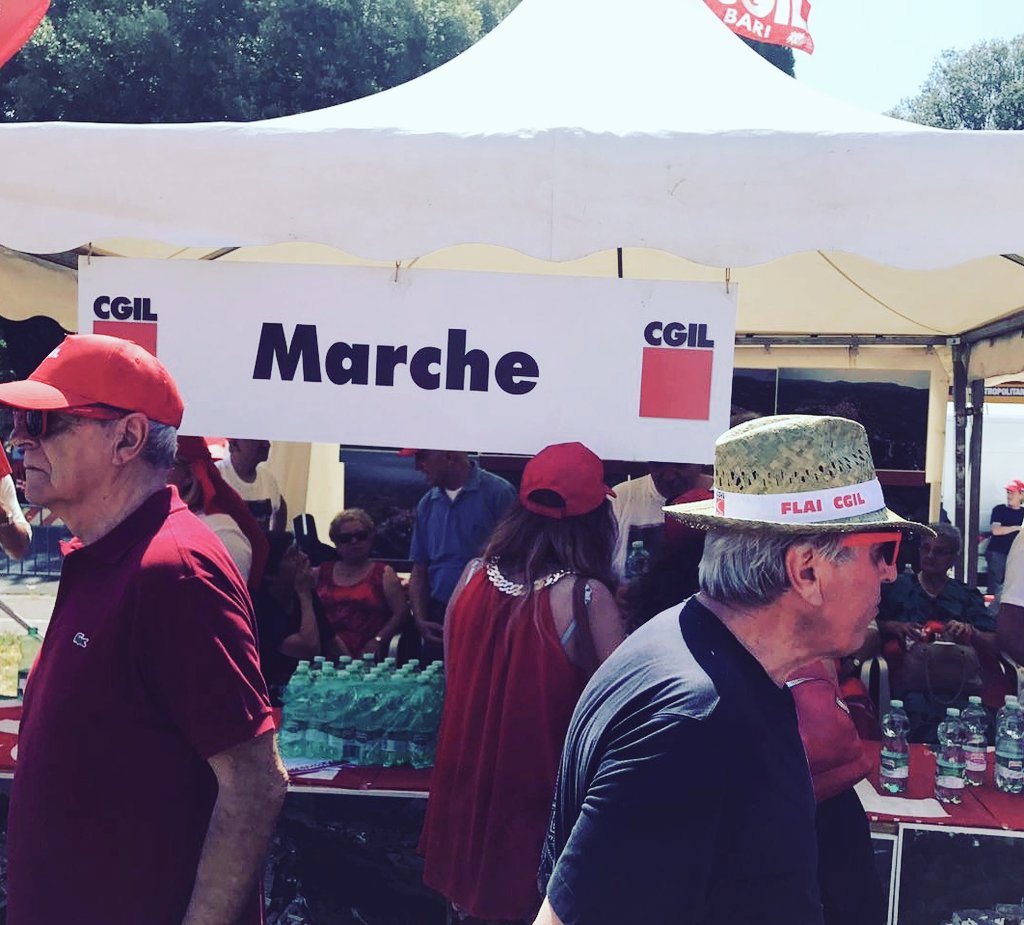 cgil_marche's tweet photo. Gazebo della @cgil_marche a Piazza San Giovanni - il territorio ed i numeri dell'area del cratere per la ricostruzione dopo il terremoto https://t.co/T4zh7PX9YG