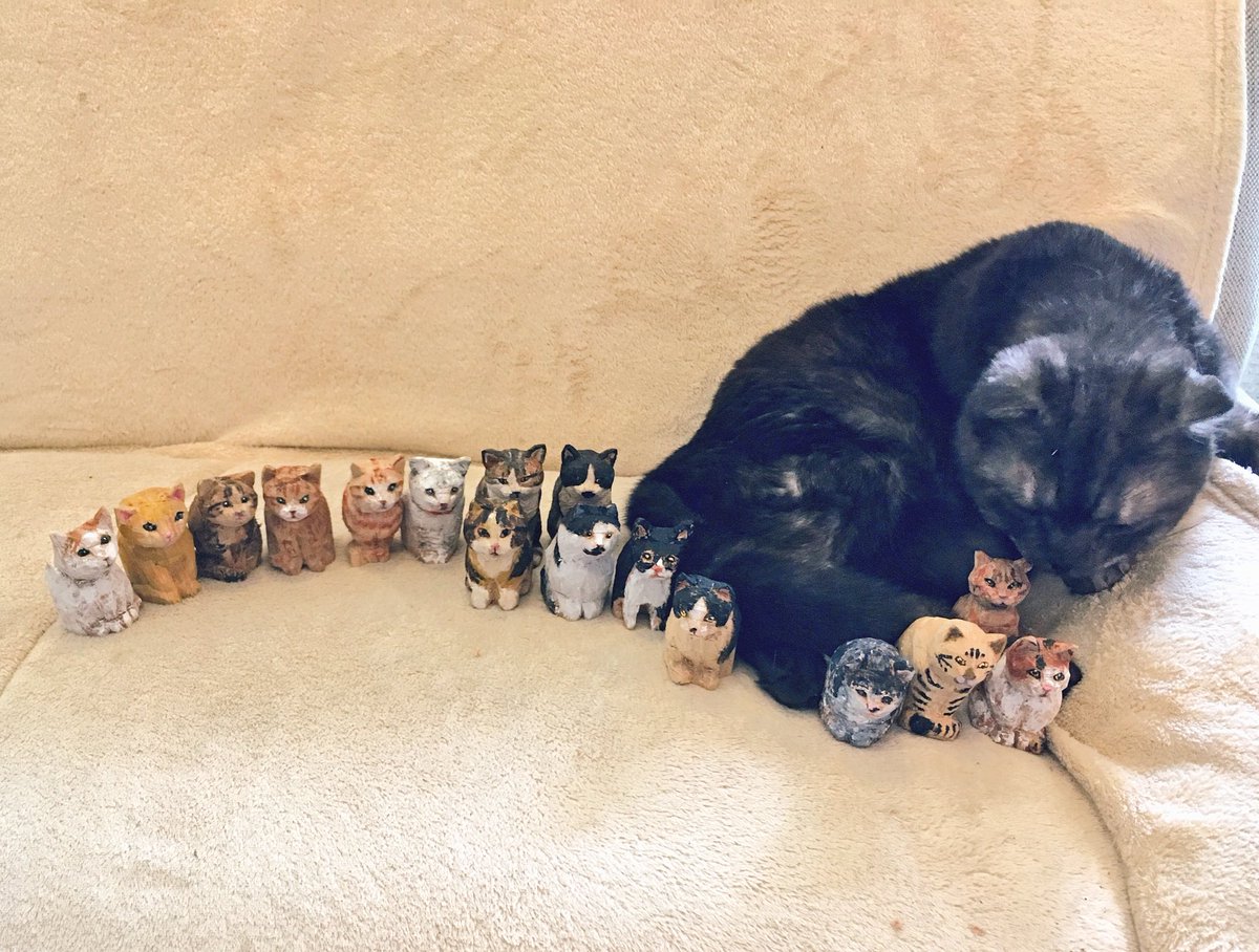 はしもとみお 今日は京都で木彫りワークショップ なんとニャンコ先生が彫刻を講評しています