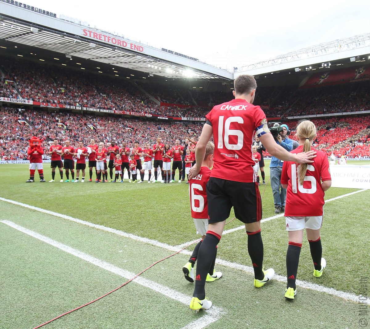 ManUtd's tweet photo. Happy Father's Day from everyone at #MUFC! 👨‍👧‍👦 https://t.co/XdpT9pJm3E