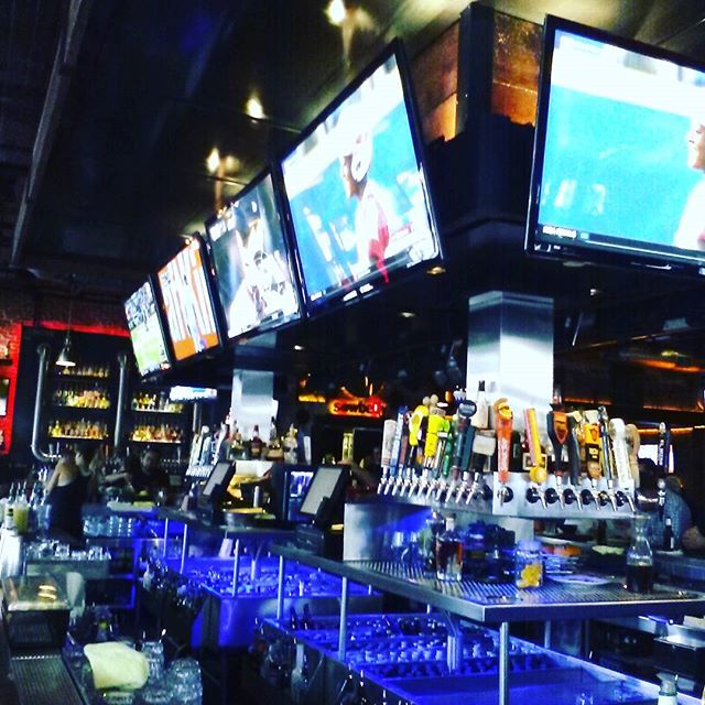 Now this is what kicking back in the #Gaslamp looks like! 📷: <a href="/skraghupathy/">Sudhir K Raghupathy</a>
