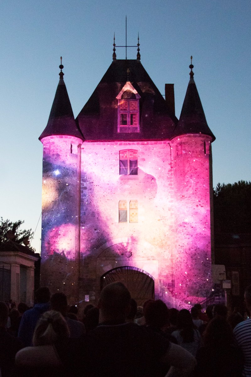 DestinationVSY's tweet photo. 💫 Beaucoup de spectateurs hier soir au spectacle à Villeneuve-sur-Yonne ! #LumieresdeSens #DestinationVilleneuve #TourismeSens https://t.co/On0zEL4wq1