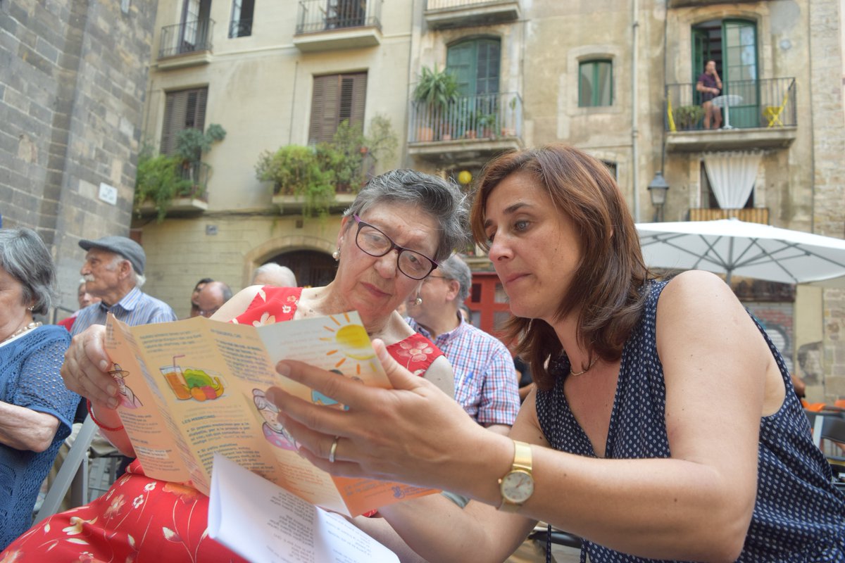 santegidio_ES's tweet photo. En el @BarriStJust de Barcelona,  "Mira a tu vecino, ve a verle" es la propuesta de Sant'Egidio en plena canícula #ElSolSiSolosNo https://t.co/umEJs3YBFV