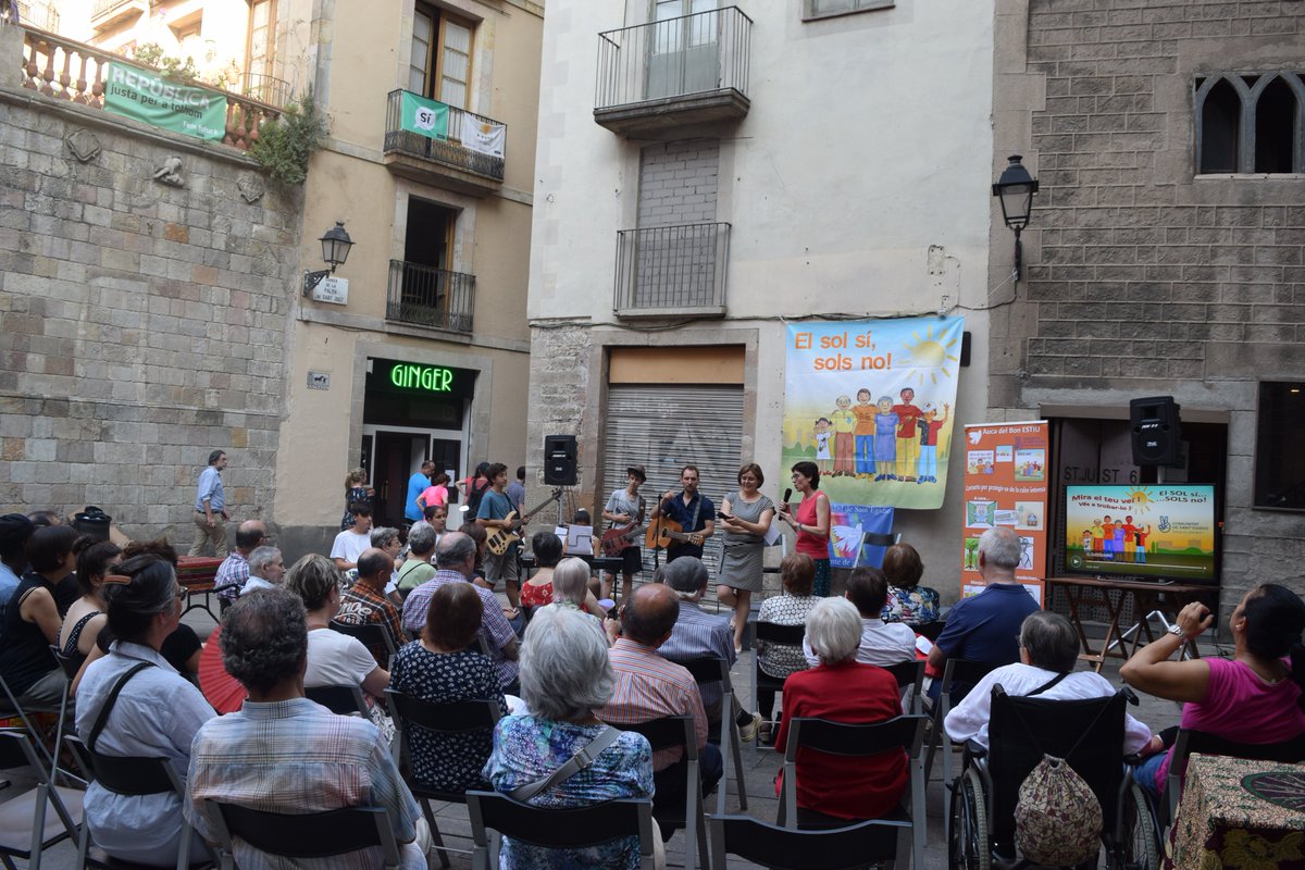 santegidio_ES's tweet photo. En el @BarriStJust de Barcelona,  "Mira a tu vecino, ve a verle" es la propuesta de Sant'Egidio en plena canícula #ElSolSiSolosNo https://t.co/umEJs3YBFV