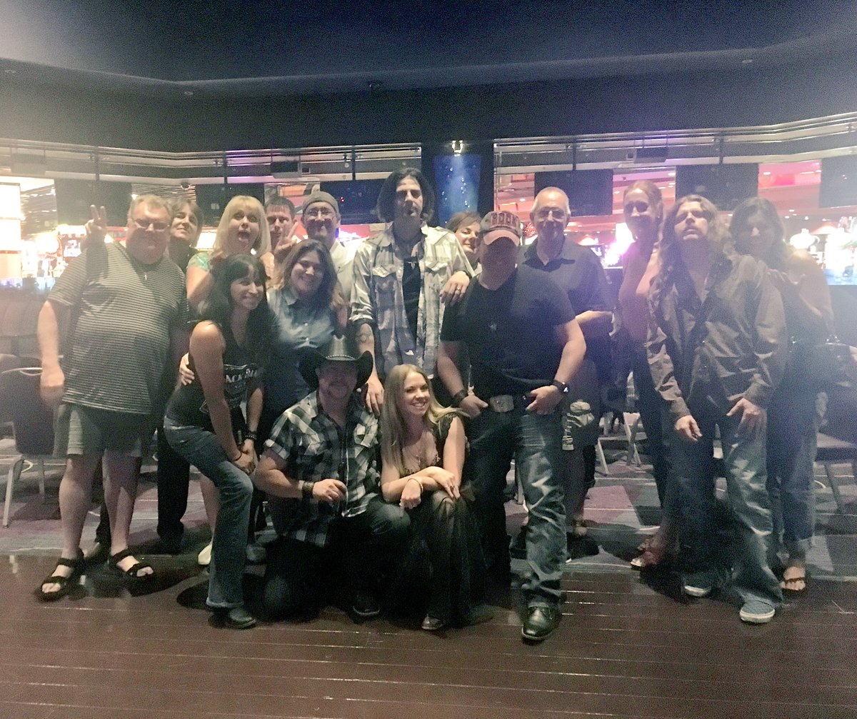 desert_outlaws's tweet photo. Amazing turn out of #friends this weekend at @eastsidecannery #CountryMusic #livemusic #Vegas https://t.co/0LfVh9choc