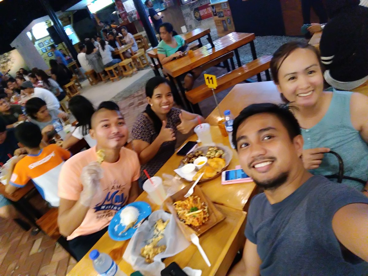 yeserwincan's tweet photo. Trying out this new kid on the block food park after Sunday mass. #MakingTime #HighSchool #Friends #HelloAntipolo #BackyardEats @redmark https://t.co/RLaJJaUce7