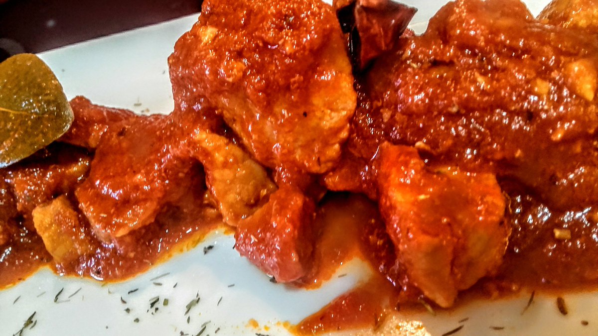 77trece's tweet photo. Con vino tinto, AOVE, ajo, cebolla, laurel, tomillo, tomate frito casero..."Magro con tomate" https://t.co/n80mFkZmwd