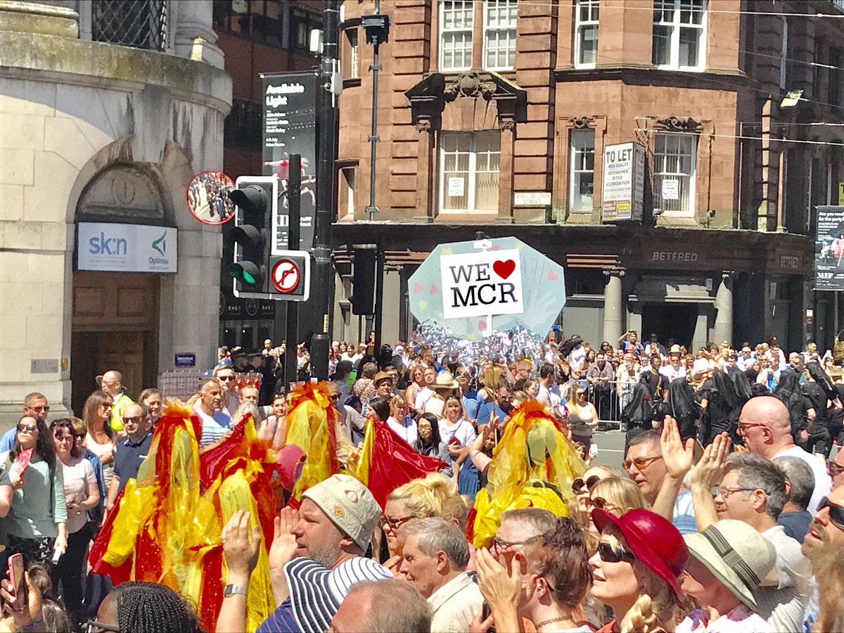 amyparkinsonTV's tweet photo. 🐝🐝Wow what an awesome parade !! Communities come together 🐝🐝❤️❤️☀️☀️🇬🇧🇬🇧 @ILoveMCR @manc_day @ManCityCouncil #manchester https://t.co/VBMSCnbBch