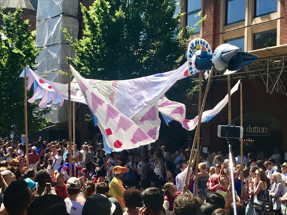 amyparkinsonTV's tweet photo. 🐝🐝Wow what an awesome parade !! Communities come together 🐝🐝❤️❤️☀️☀️🇬🇧🇬🇧 @ILoveMCR @manc_day @ManCityCouncil #manchester https://t.co/VBMSCnbBch