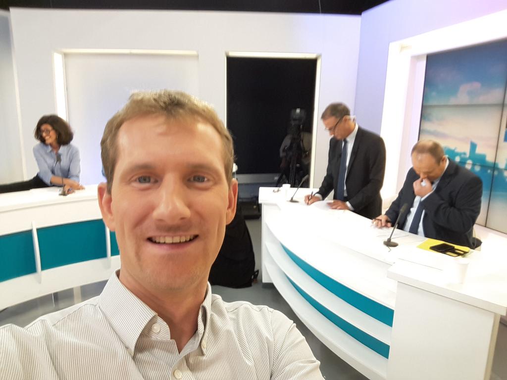 GuillaumeKempf's tweet photo. Sur le plateau de @Reunion1ere certains sont concentrés d'autres moins. #runvote https://t.co/sTonBsxwKe