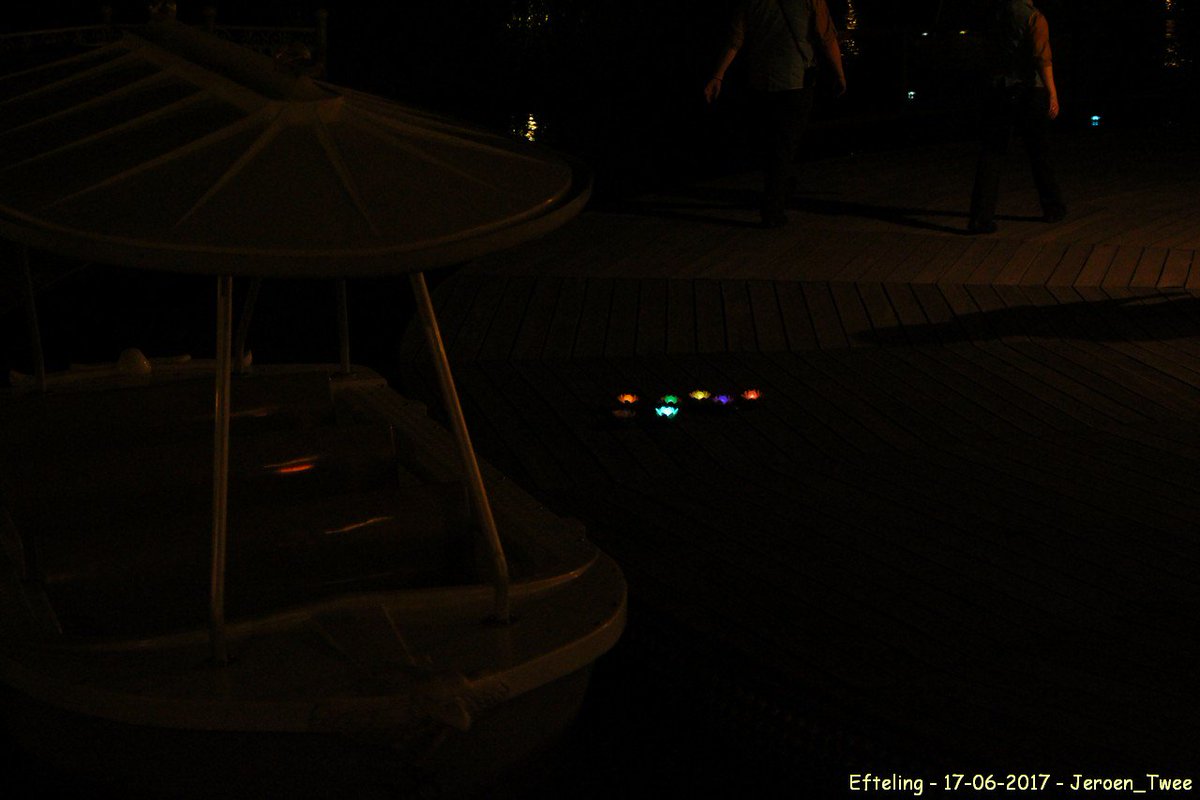 jeroen_twee's tweet photo. De lichtjes bij de Gondoletta's worden elk jaar kariger. #Efteling #MidsummerFestival #EftelingMidsummer #SummerBoats https://t.co/iI1al2EdFl