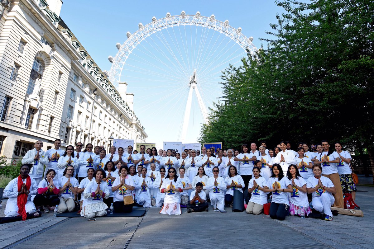 HCI_London's tweet photo. @PMOIndia @narendramodi @MIB_India @IndianDiplomacy @PIB_India @MEAIndia @DDNewsLive @LDN_gov @IntYogaDayUK London Eye Opener for #IDY2017!!!
Celebrating #YogaDay in London at Millennium Wheel with Wheel of Yoga
#Yogaforpeace 
#IncredibleIndia https://t.co/ZhndstW9ps