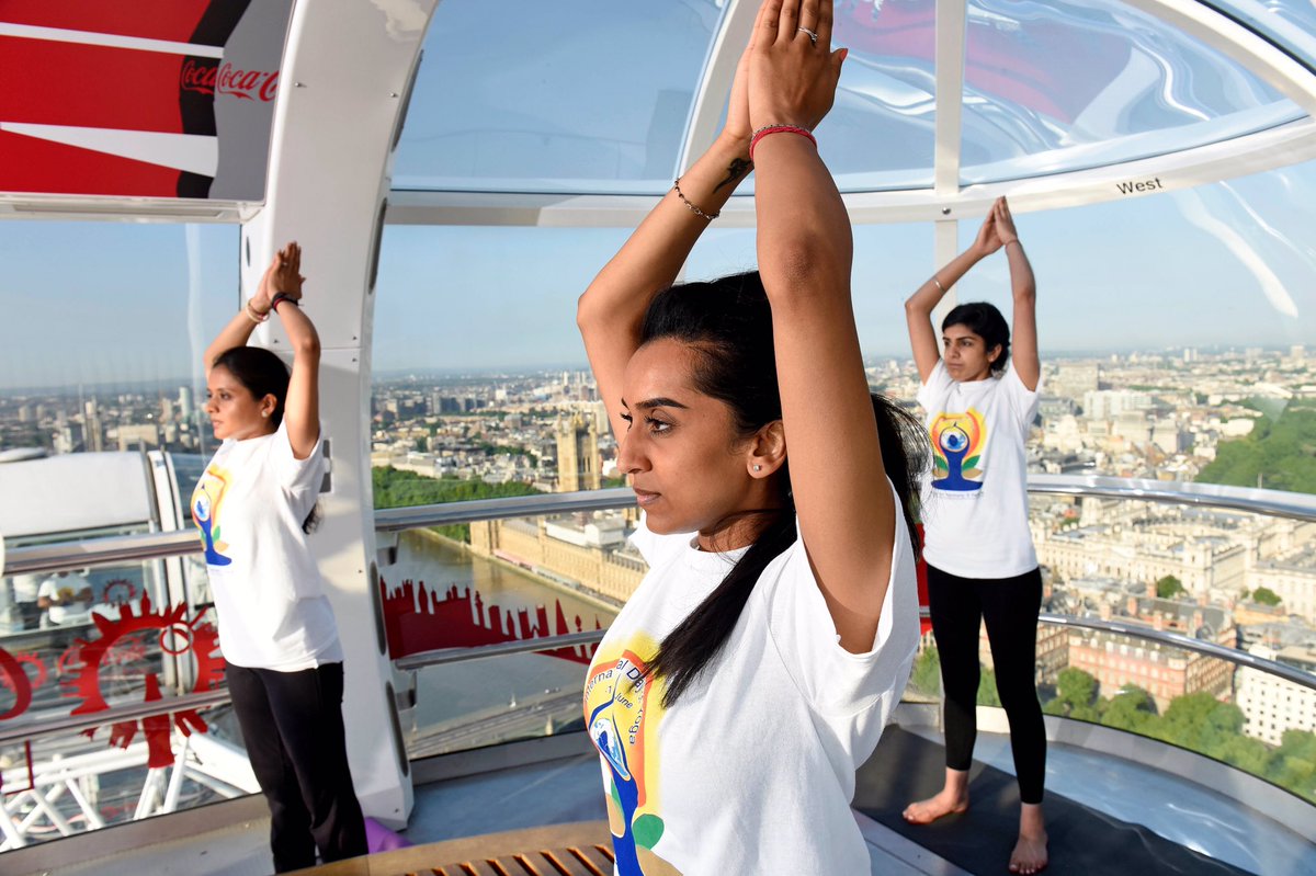 HCI_London's tweet photo. @PMOIndia @narendramodi @MIB_India @IndianDiplomacy @PIB_India @MEAIndia @DDNewsLive @LDN_gov @IntYogaDayUK London Eye Opener for #IDY2017!!!
Celebrating #YogaDay in London at Millennium Wheel with Wheel of Yoga
#Yogaforpeace 
#IncredibleIndia https://t.co/ZhndstW9ps