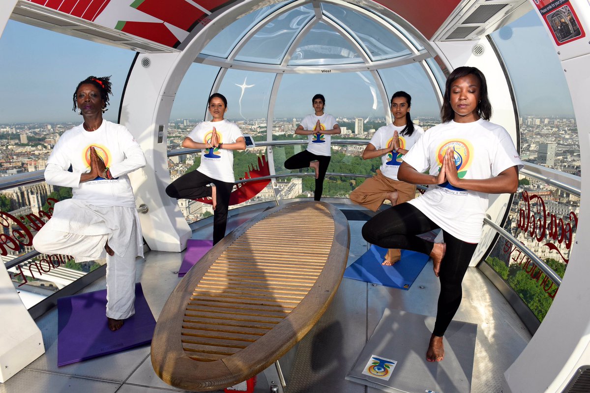 HCI_London's tweet photo. @PMOIndia @narendramodi @MIB_India @IndianDiplomacy @PIB_India @MEAIndia @DDNewsLive @LDN_gov @IntYogaDayUK London Eye Opener for #IDY2017!!!
Celebrating #YogaDay in London at Millennium Wheel with Wheel of Yoga
#Yogaforpeace 
#IncredibleIndia https://t.co/ZhndstW9ps