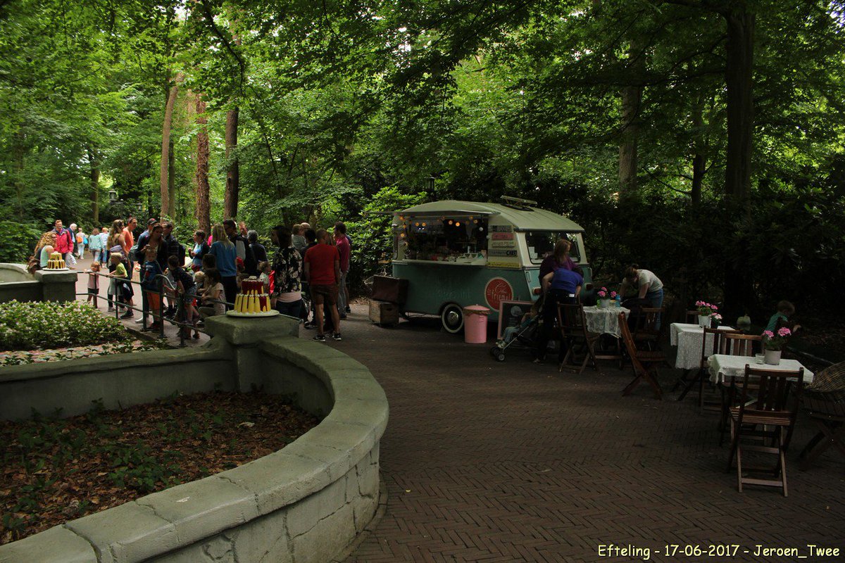 jeroen_twee's tweet photo. Sanne Rambags of Lisa van Nes en een horecapunt (met die heerlijke cakejes) #Efteling #MidsummerFestival #EftelingMidsummer #SummerFairyArea https://t.co/bBpxDmdOPh