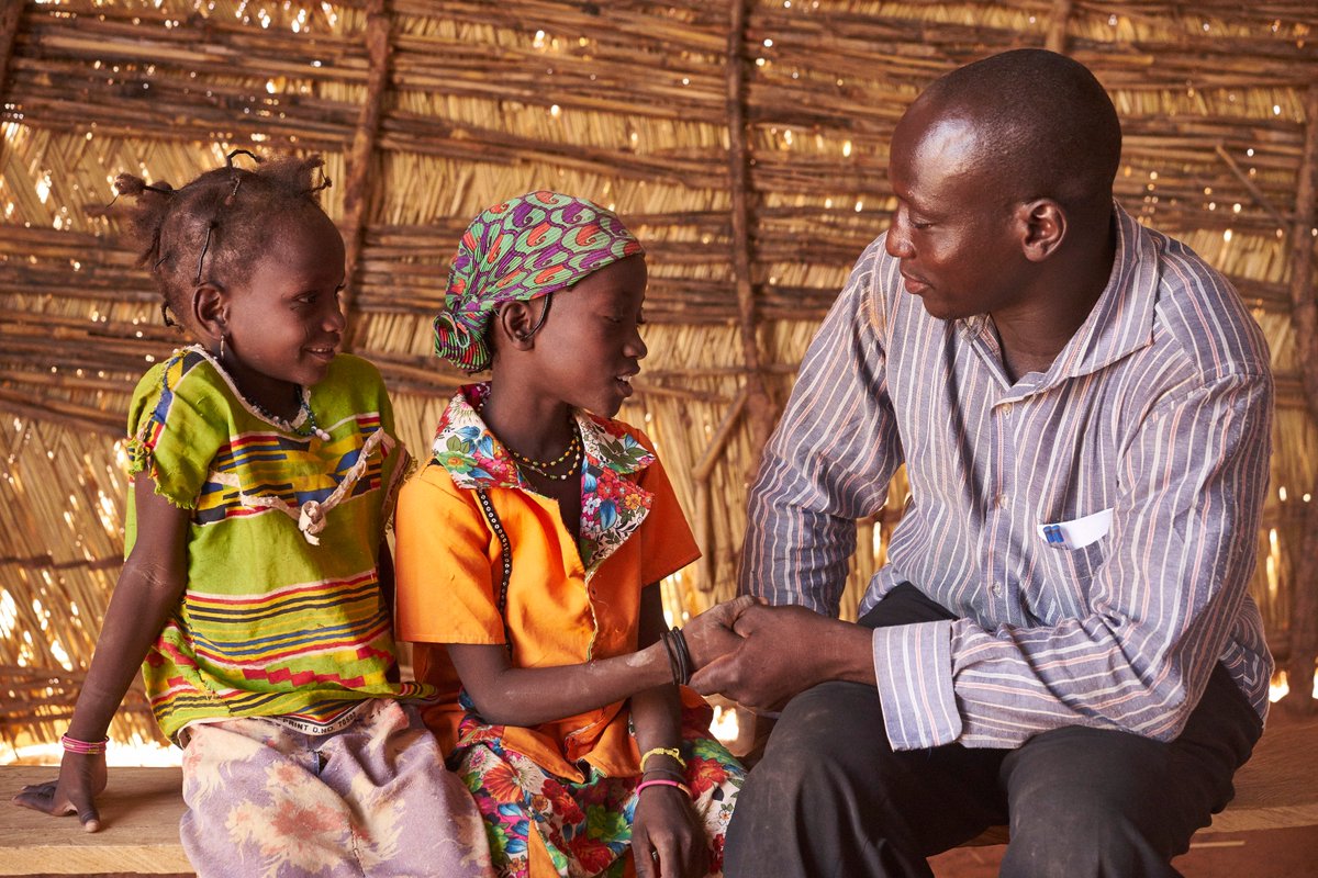 Joyeuse fête des pères ! Les papas nourrissent, protègent, donnent confiance &amp; rendent leurs enfants heureux  #Superdads #EarlyMomentsMatter