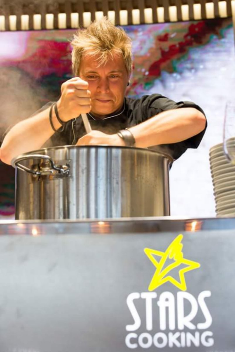BeaFlopsy's tweet photo. The #bestchef in assoluto.
@OfficinaCucina #AndreaMainardi #atomico #🍴 qui sei un pó mago!! 😆😆
#magic #food #easyfish2017 https://t.co/uf89ahz8O4