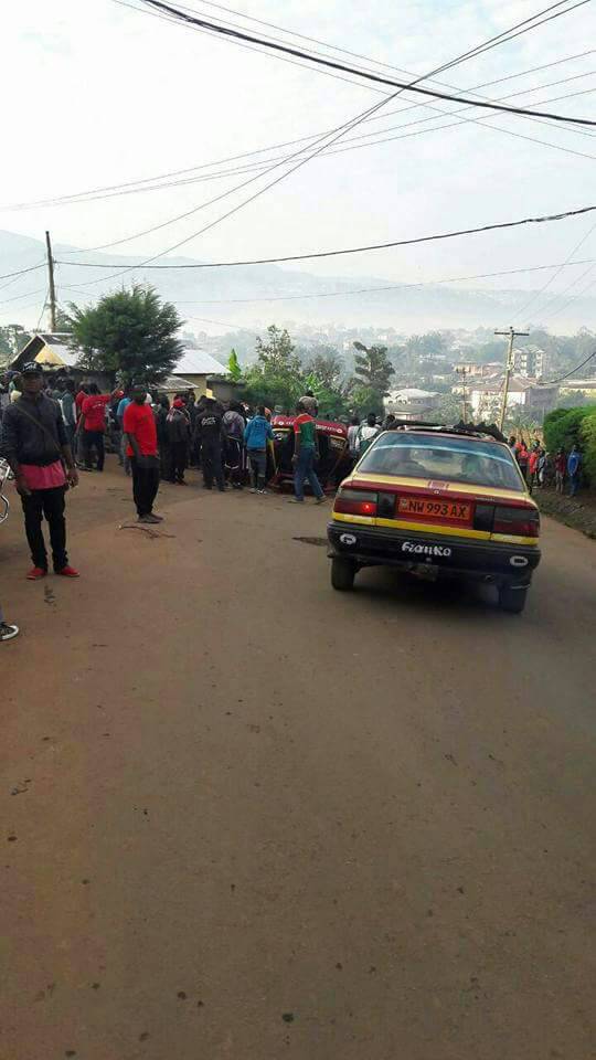 TeroEuro's tweet photo. POLICE MEN SERIOUSLY BEATEN TODAY SUNDAY IN BAMENDA AT FONCHA STREET FOR GOING AROUND ILLEGALLY SEIZING NIGERIAN PETROL FROM VENDORS. https://t.co/GTdZISfcNv