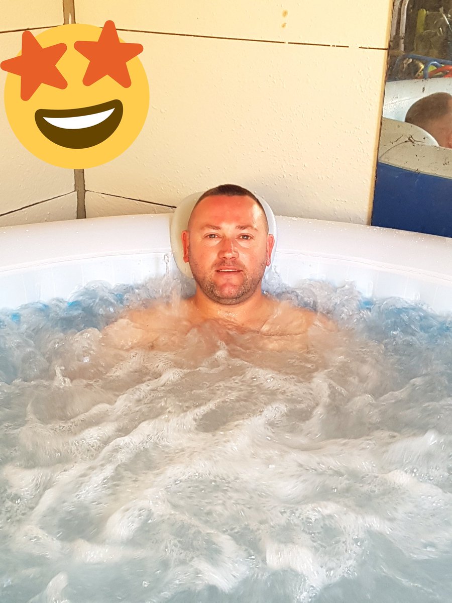 savehands1's tweet image. After a morning of goalkeeping coaching in temperatures of 22 degrees its great to relax #hottub #coaching #chill