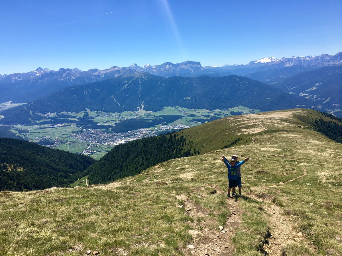 vega75's tweet photo. Schönen Sonntag! #sambock #gipfelsieg #wanderkids https://t.co/PvxsjjDwWr