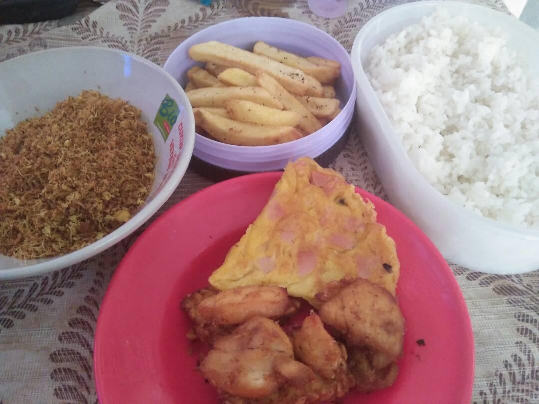 Callmeekha's tweet photo. @opinikonsumen_ Nah karena hari ini suamiku kerja shift sore, aku tadi nyiapin bekal buat buka puasa #THRTimOK β€2 https://t.co/CtXNYpQ6fU