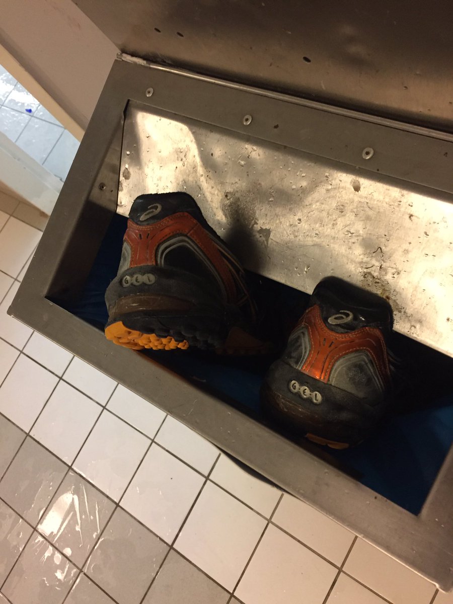 Daar gaan de schoenen van <a href="/ramon_alegre/">Ramon Alegre</a>! Dank voor alle mooie jaren Ramon!!!@kampongheren2 <a href="/KampongHockey/">SV Kampong Hockey</a> <a href="/KampongHeren1/">Kampong Heren 1</a> <a href="/RCPoloBarcelona/">Real Club de Polo de Barcelona</a>