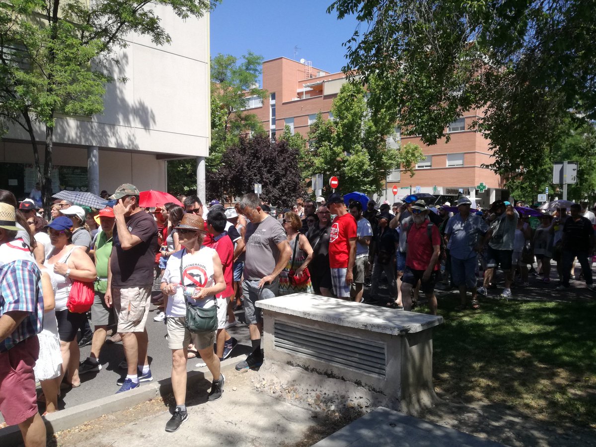 lavozdepinto's tweet photo. Más de 1.300 personas se movilizan en #Pinto diciendo #NoalaIncineradora https://t.co/zJUZ4QJOnw