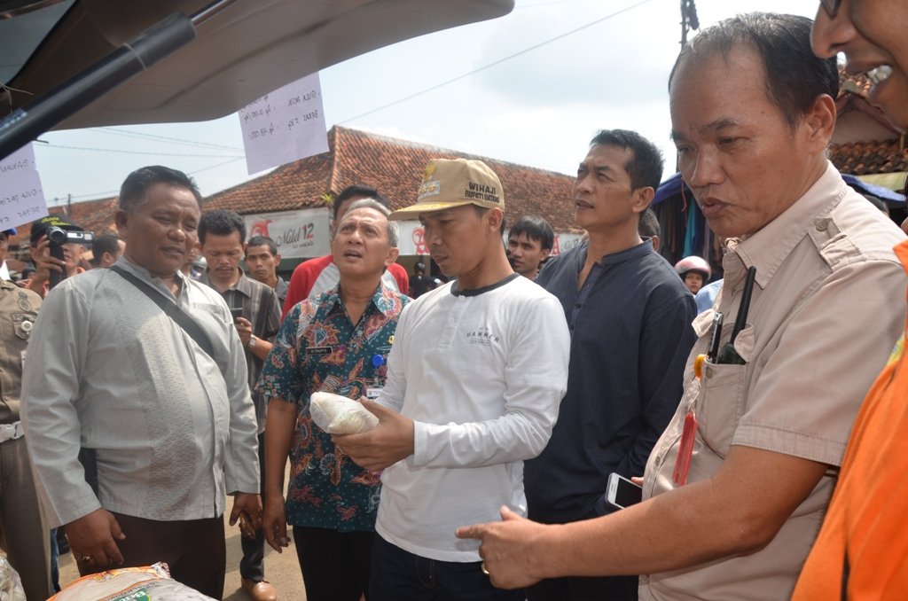 batangkabgoid's tweet photo. Peninjauan harga sembako menjelang Hari Raya Idul Fitri oleh Bupati Batang, Wihaji, S.Ag, M.Pd
Selengkapnya https://t.co/xOoAcI59vU https://t.co/at80PZNIZU