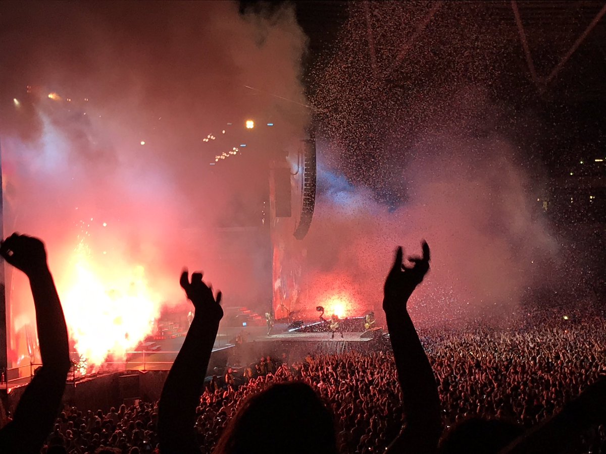 lady4rd's tweet photo. @gunsnroses Amazing energy and stamina. Total respect ✊ to your awesomeness. Last night rocked 🤘🎸🔫 #GNRinLondon https://t.co/h8PmKDqHMB