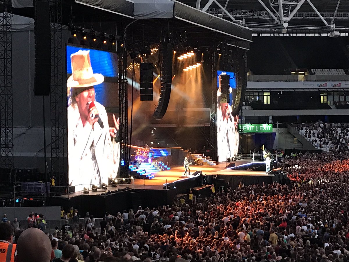 lady4rd's tweet photo. @gunsnroses Amazing energy and stamina. Total respect ✊ to your awesomeness. Last night rocked 🤘🎸🔫 #GNRinLondon https://t.co/h8PmKDqHMB
