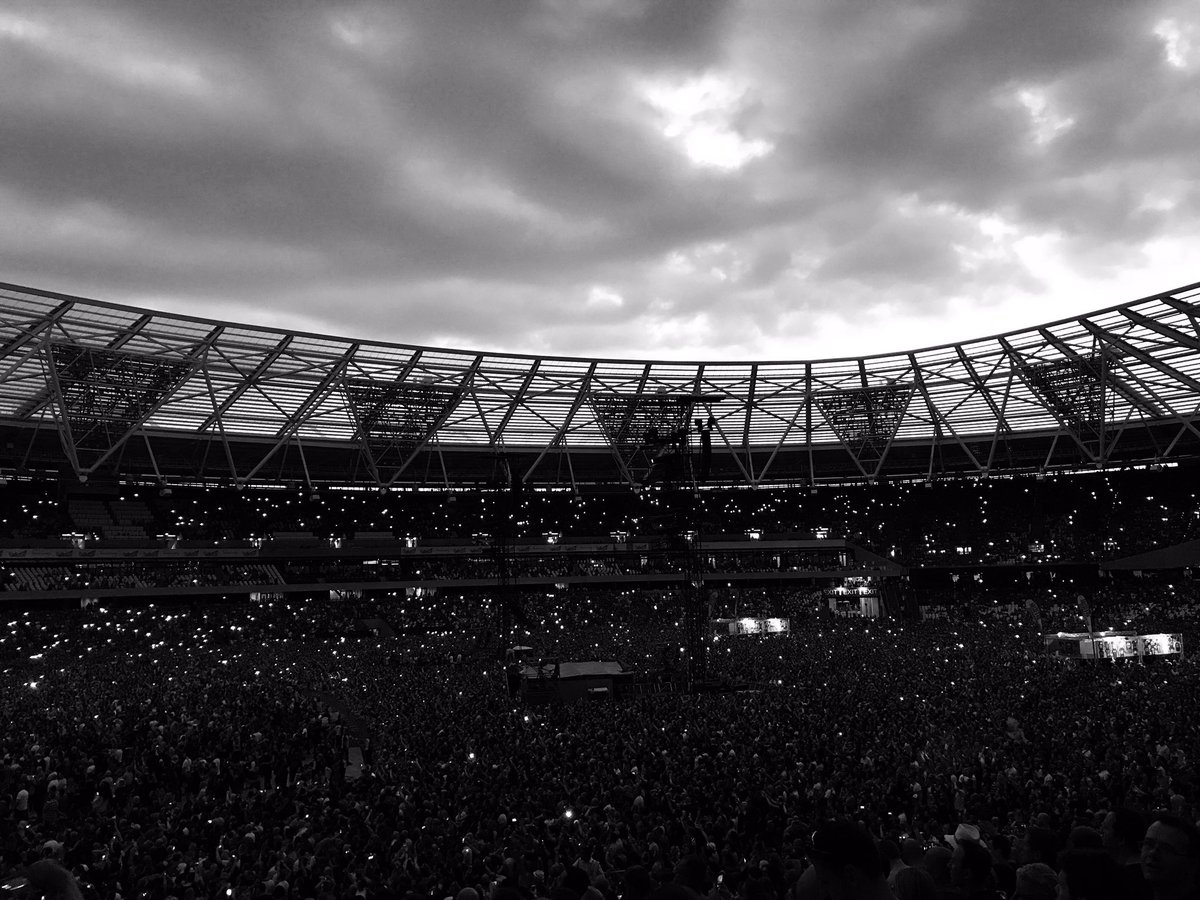 lady4rd's tweet photo. @gunsnroses Amazing energy and stamina. Total respect ✊ to your awesomeness. Last night rocked 🤘🎸🔫 #GNRinLondon https://t.co/h8PmKDqHMB