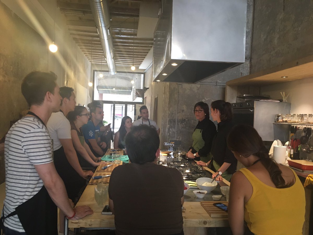 bcnTB's tweet photo. Preparados para cocinar en @aulacanelafina Qué cocinarán nuestros viajeros? #BcnTB4 #Aulacanelafina https://t.co/3XjVmLsWIF