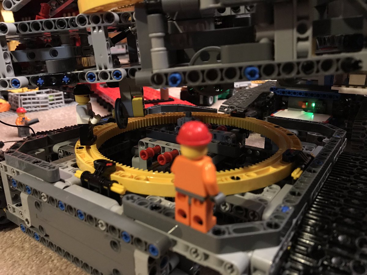 Big_Red_Shed's tweet image. That lift went perfectly. #LEGO #PowerFunctions #SPMT #CrawlerCrane