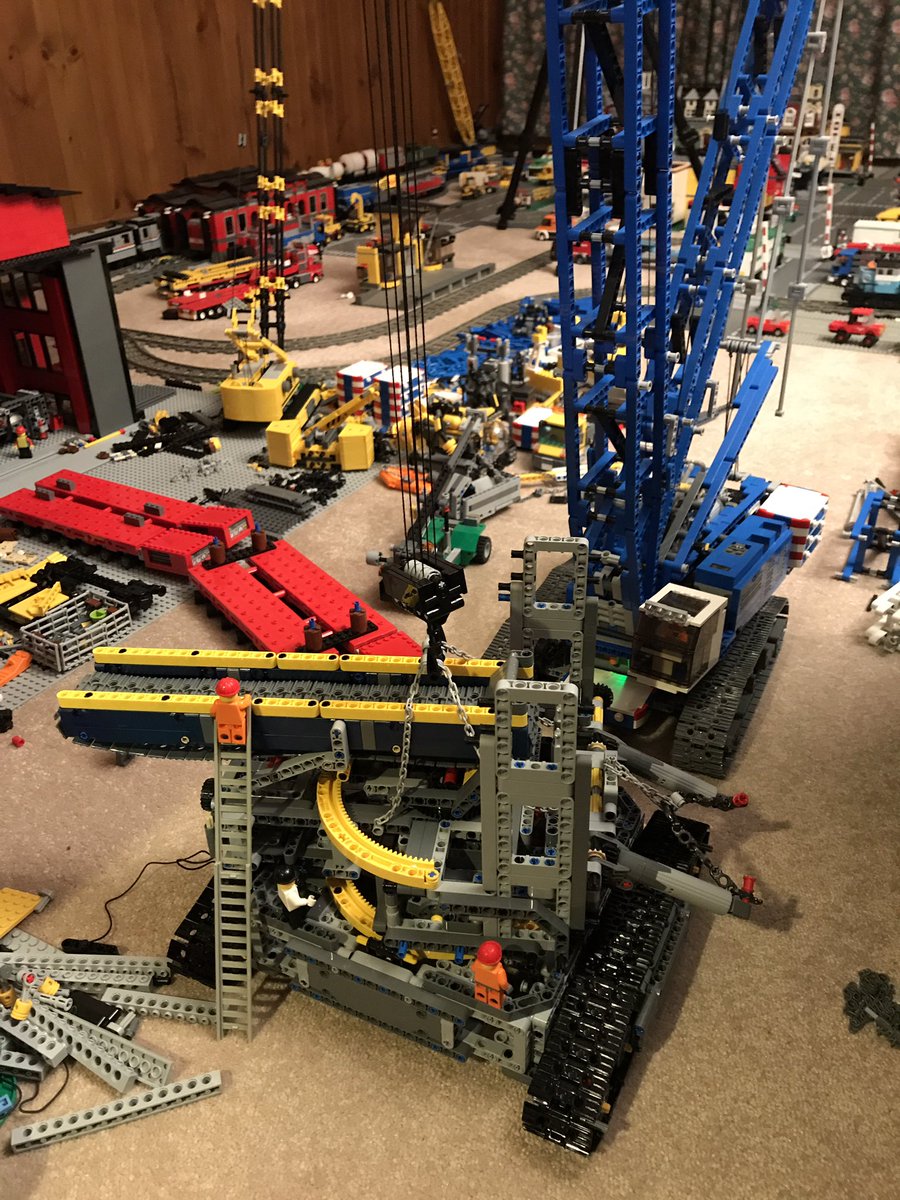 Big_Red_Shed's tweet image. That lift went perfectly. #LEGO #PowerFunctions #SPMT #CrawlerCrane