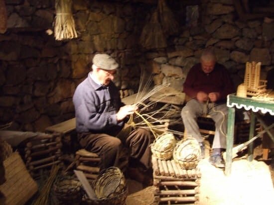 delfinop68's tweet photo. #AntichiMestieri.                          I cestini di paglia intrecciata di una volta... nostalgia                        @CasaLettori https://t.co/mb9lZKNXVx
