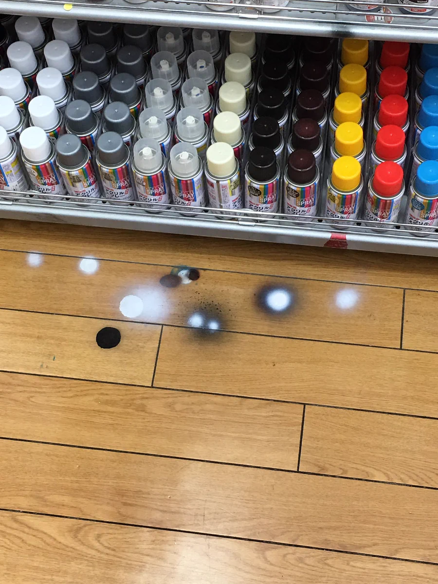 これはひどい！お店の床にスプレーの試し吹きとか信じられない。