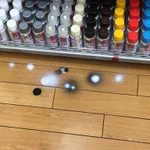 これはひどい!お店の床にスプレーの試し吹きとか信じられない。