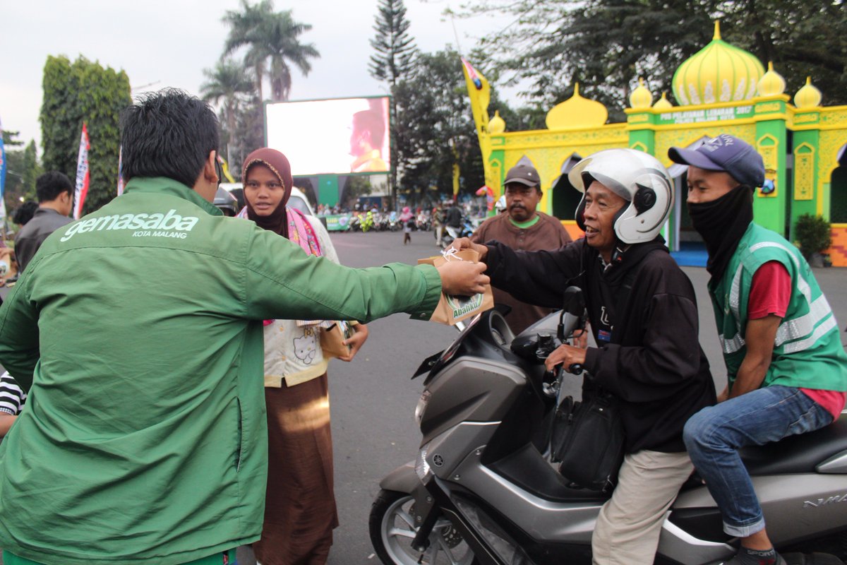 Gemasaba konsisten berbagi takjil di Kota Malang. @emhasanwahid