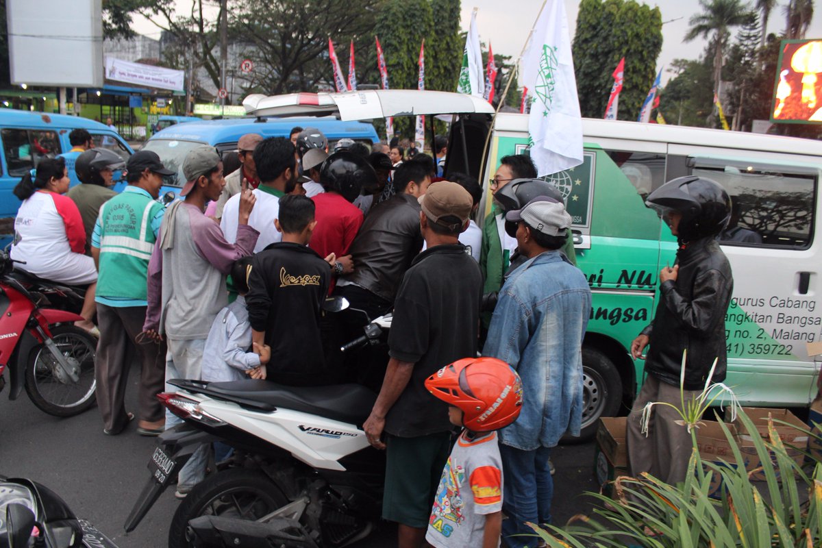 sempet rebutan tapi akhirnya 1000  paketan takjil ludes. Alhamdulillah kondusif. #PKBmuda #Malang <a href="/DPP_PKB/">DPP PKB</a> @emhasanwahid <a href="/eman_nahnu/">Eman Hermawan</a>