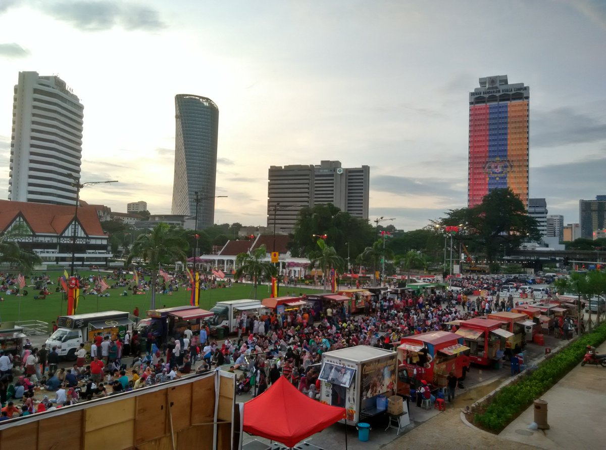 MyMOTAC's tweet photo. Orang ramai mula memenuhi ruang berbuka puasa sempena Iftar@KL 2017.
Jom bersama kami di sini!
#IftarKL #MySeniBudaya #SayangMalaysia https://t.co/0knVzjBpRU