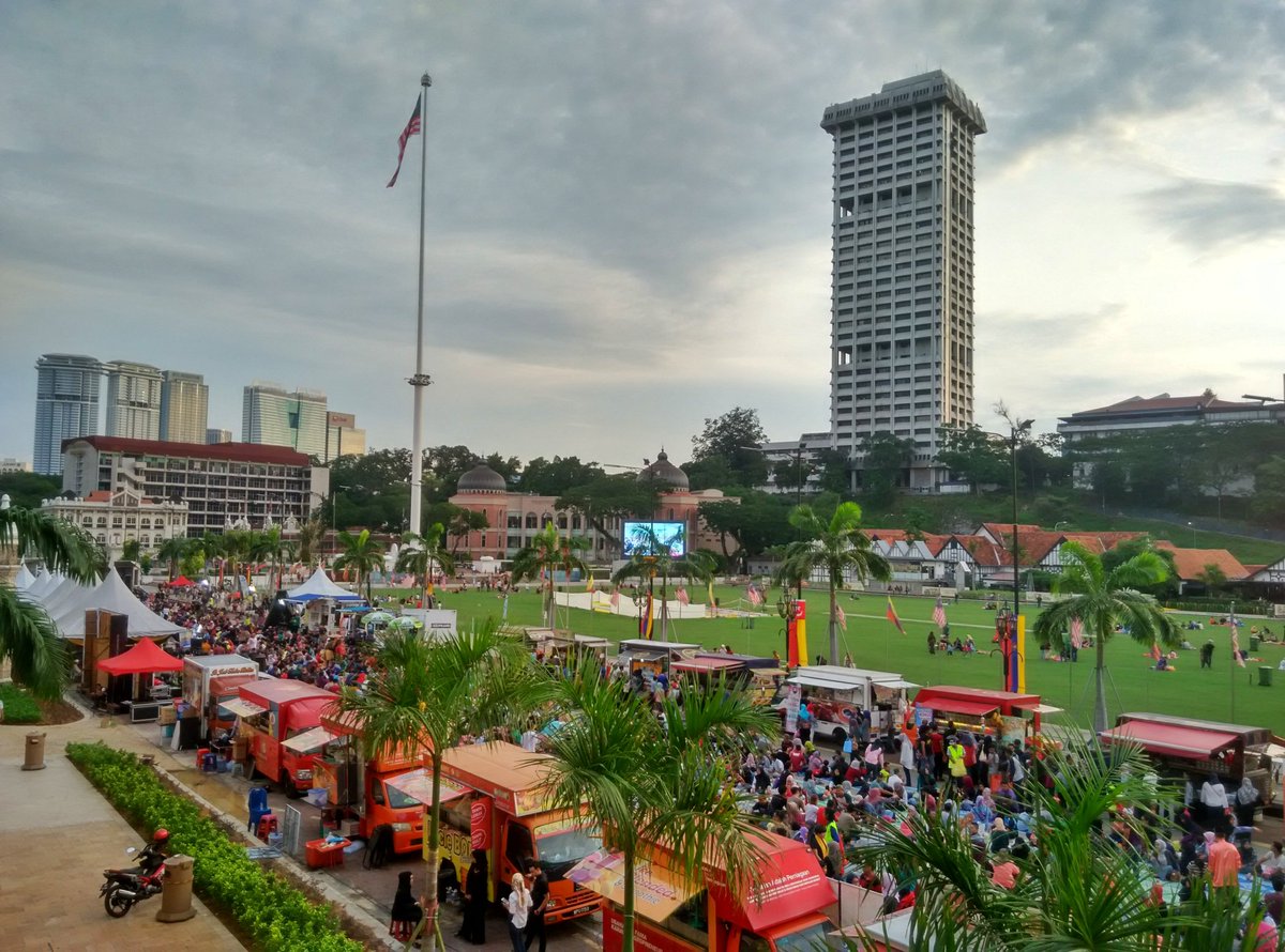MyMOTAC's tweet photo. Orang ramai mula memenuhi ruang berbuka puasa sempena Iftar@KL 2017.
Jom bersama kami di sini!
#IftarKL #MySeniBudaya #SayangMalaysia https://t.co/0knVzjBpRU