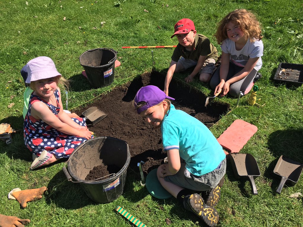 dalesarch's tweet image. Lots of eager helpers out with us this morning! #WeDigCommunity #archaeology #YorkshireDales