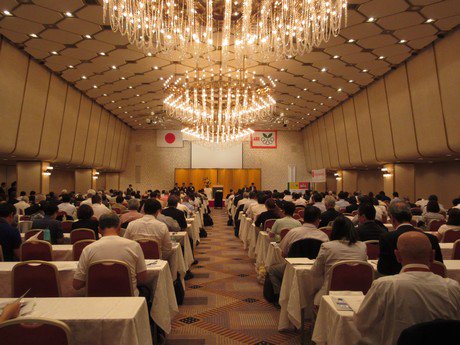 坂本祐之輔 スポーツ少年団指導者全国研究大会がホテルグランドパレスにおいて盛大に開催 私は主催者としてごあいさつ 日体大 伊藤雅充教授からの特別講演は 新しい時代にふさわしい指導法 について 以後４会場で分科会 参加された指導者の皆さん