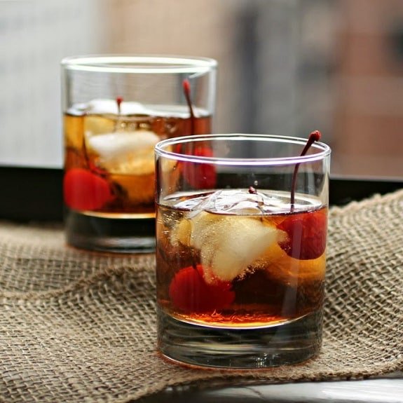 HoopyeApp's tweet photo. Father's Day is the best excuse to make your Dad a special drink! The Manhattan is the perfect cocktail for any whiskey-loving Dad. https://t.co/NDBIhpyUX0
